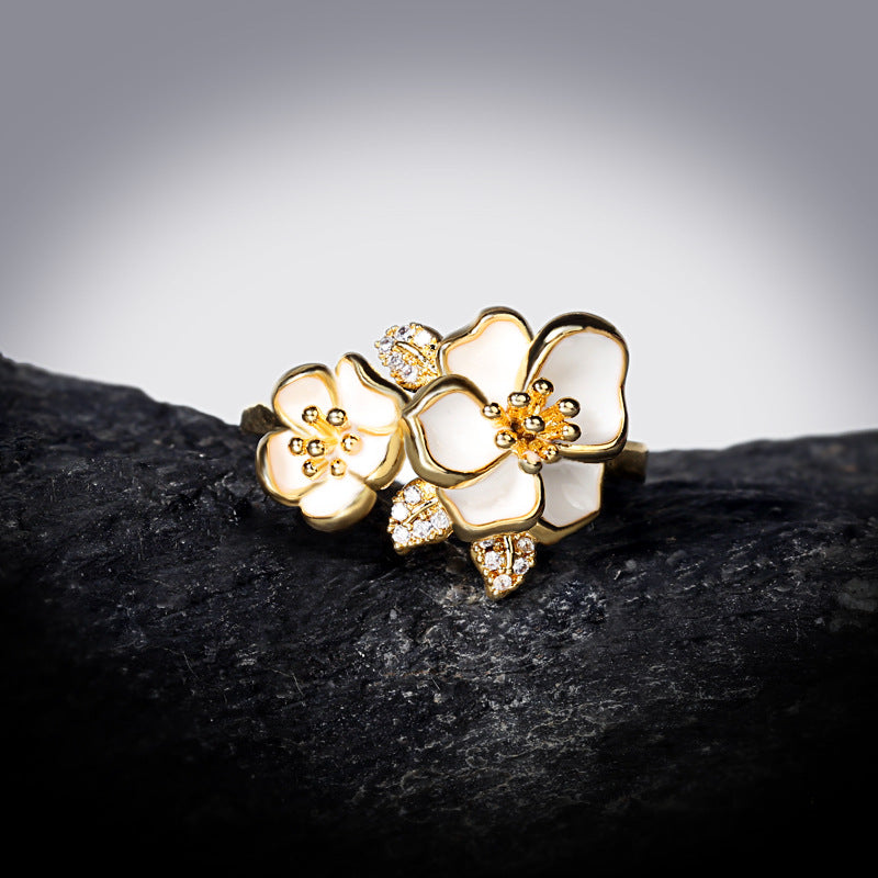 "Daisy Flower Ring for Women - White Enamel Floral Gold Jewelry