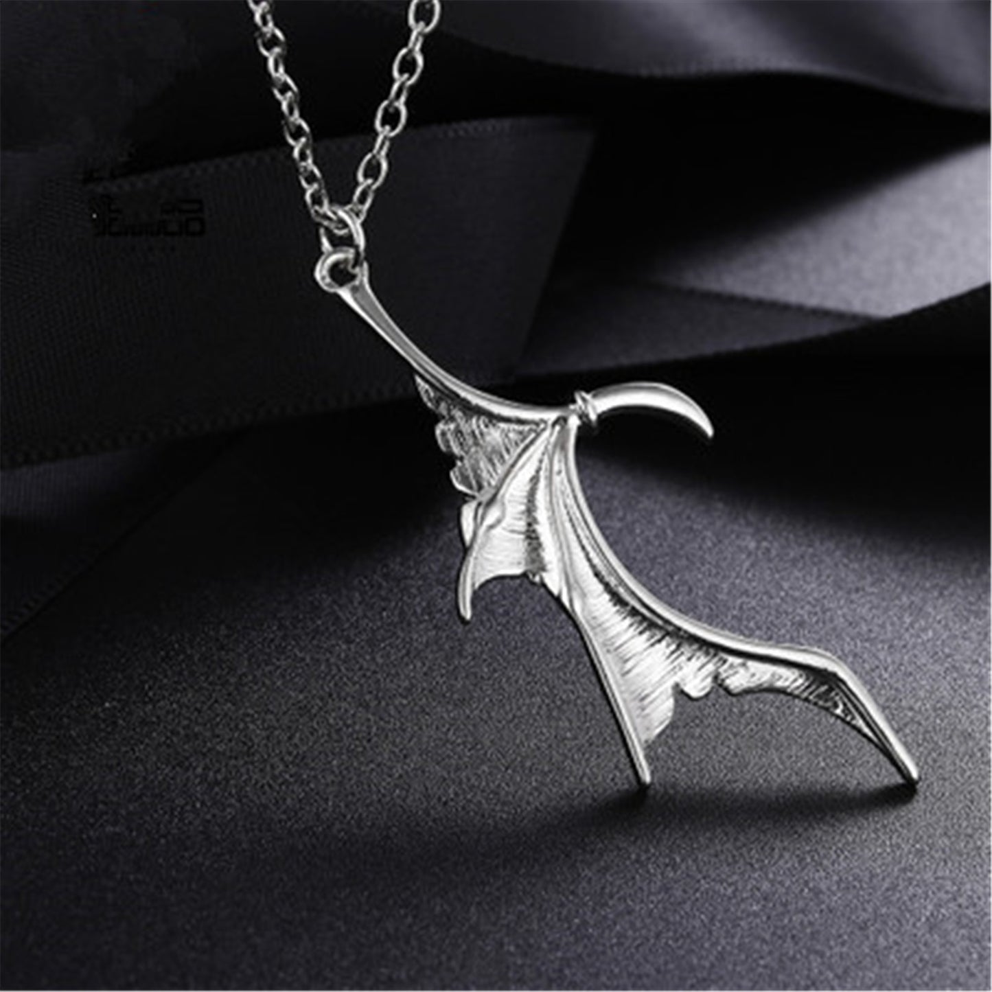 Personality Punk Heart Double Color Wing Necklace for Women Men Vinatge Fashion Statement Wing Pendant Necklace for Lovers
