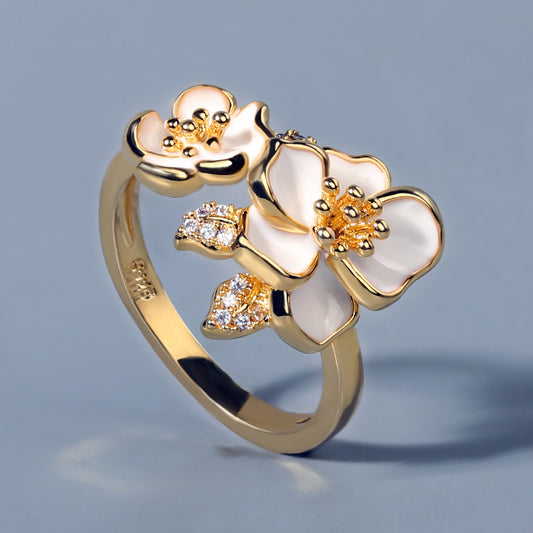 "Daisy Flower Ring for Women - White Enamel Floral Gold Jewelry