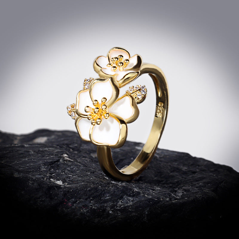 "Daisy Flower Ring for Women - White Enamel Floral Gold Jewelry