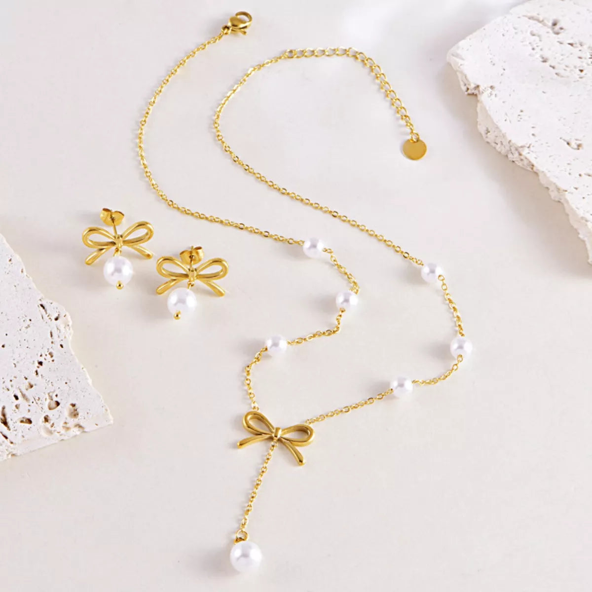 Pearl jewelry set in bowknot design with gold bow accent