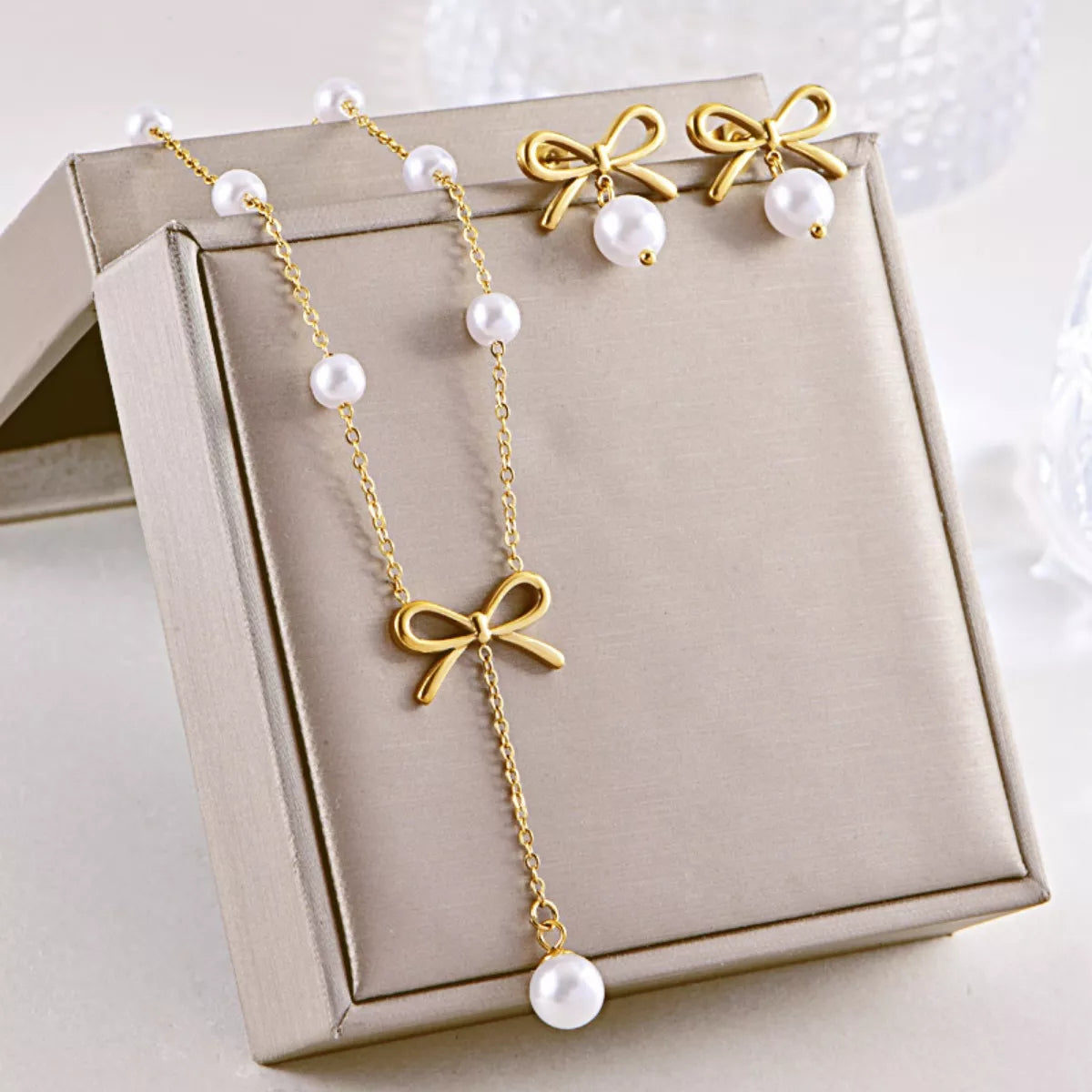 Complete pearl jewelry set in bowknot design with bow details